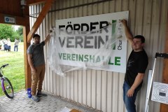 Ein neues Schild wird an der Werner-Kästner-Halle angebracht.