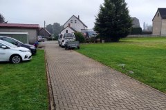 Der Weg ist wieder schick und für den Grünschnitt musste extra ein Hänger her.